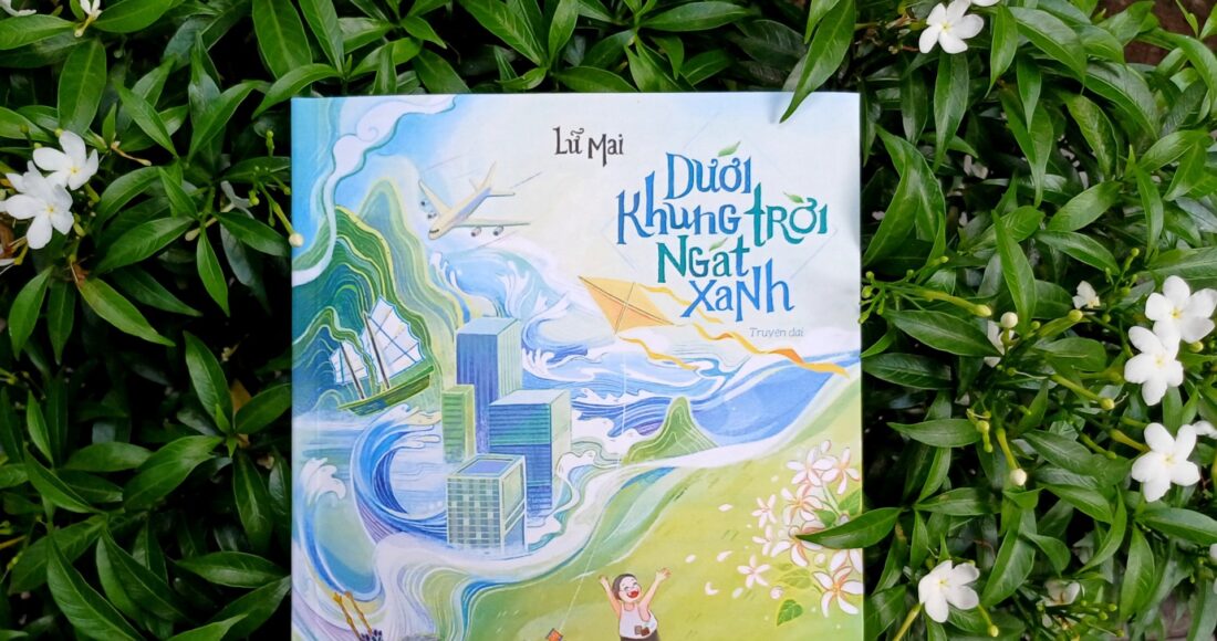 Tập truyện Dưới khung trời ngát xanh hơn 140 trang, do Linh Lan Books phối hợp Nhà xuất bản Văn học ấn hành tháng 8.