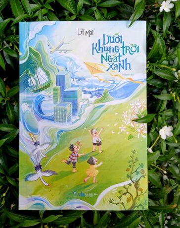 Tập truyện Dưới khung trời ngát xanh hơn 140 trang, do Linh Lan Books phối hợp Nhà xuất bản Văn học ấn hành tháng 8.