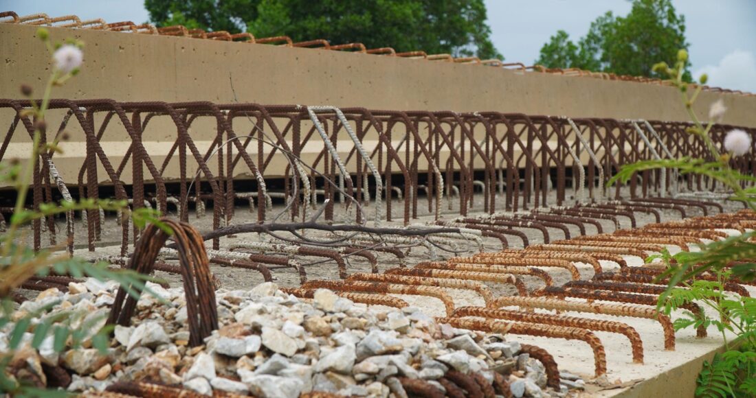 Sắt thép trên các thanh dầm, trụ móng cầu thi công giang dở, phơi mưa nắng khiến hoen gỉ nặng. Ảnh: Lê Hoàng