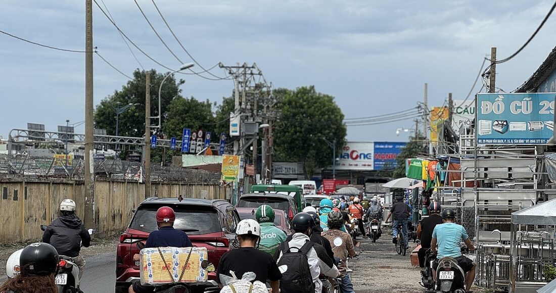 Xe ùn ứ trên đường Phạm Văn Bạch, đoạn chưa mở rộng gần đường Trường Chinh, tháng 7/2024. Ảnh: Hạ Giang