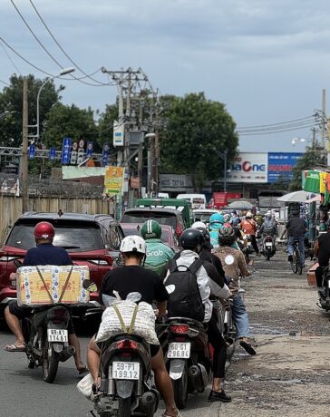 Xe ùn ứ trên đường Phạm Văn Bạch, đoạn chưa mở rộng gần đường Trường Chinh, tháng 7/2024. Ảnh: Hạ Giang