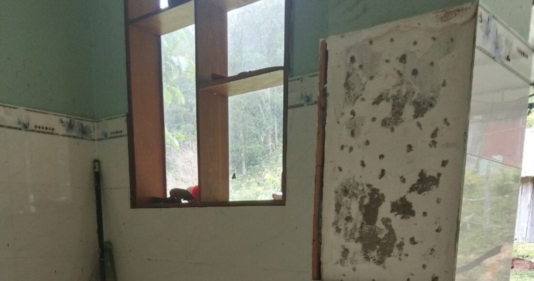 Đá lát tường của hộ dân xã Đăk Tăng (khu vực tâm chấn) bị bong tróc, hư hỏng sau động đất trưa nay. Ảnh: Minh Bằng