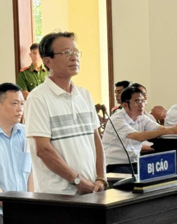 Bị cáo Lê Thanh Hải trả lời HĐXX tại phần thủ tục phiên tòa, sáng 16/8. Ảnh: Huy Phong