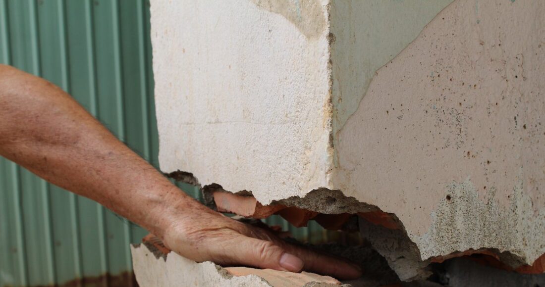 Cột nhà ông Phương bị nứt toác. Ảnh: Phước Tuấn