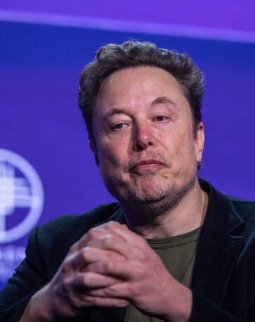 Tỷ phú Elon Musk dự hội thảo về AI và xe điện tại California, ngày 6/5. Ảnh: AFP