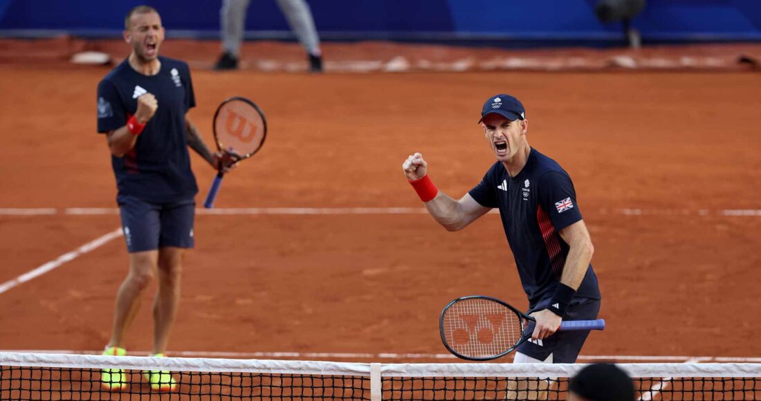Murray (phải) và Evans mừng chiến thắng trước đôi Daniel và Nishikori, trên sân Suzanne Lenglen, Paris hôm 28/7. Ảnh: Reuters