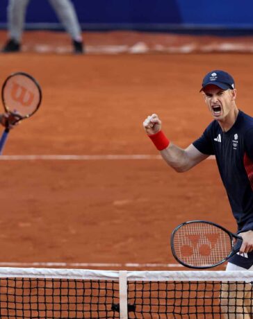 Murray (phải) và Evans mừng chiến thắng trước đôi Daniel và Nishikori, trên sân Suzanne Lenglen, Paris hôm 28/7. Ảnh: Reuters