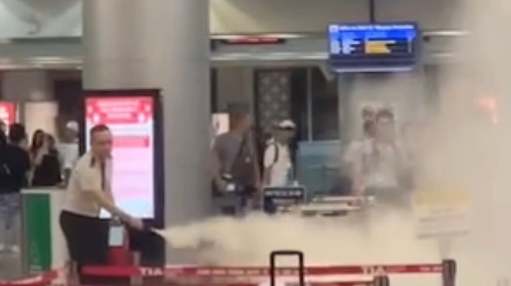 An ninh sân bay dùng bình chữa cháy và dập tắt lửa từ cục pin dự phòng. Ảnh: Hạ Giang