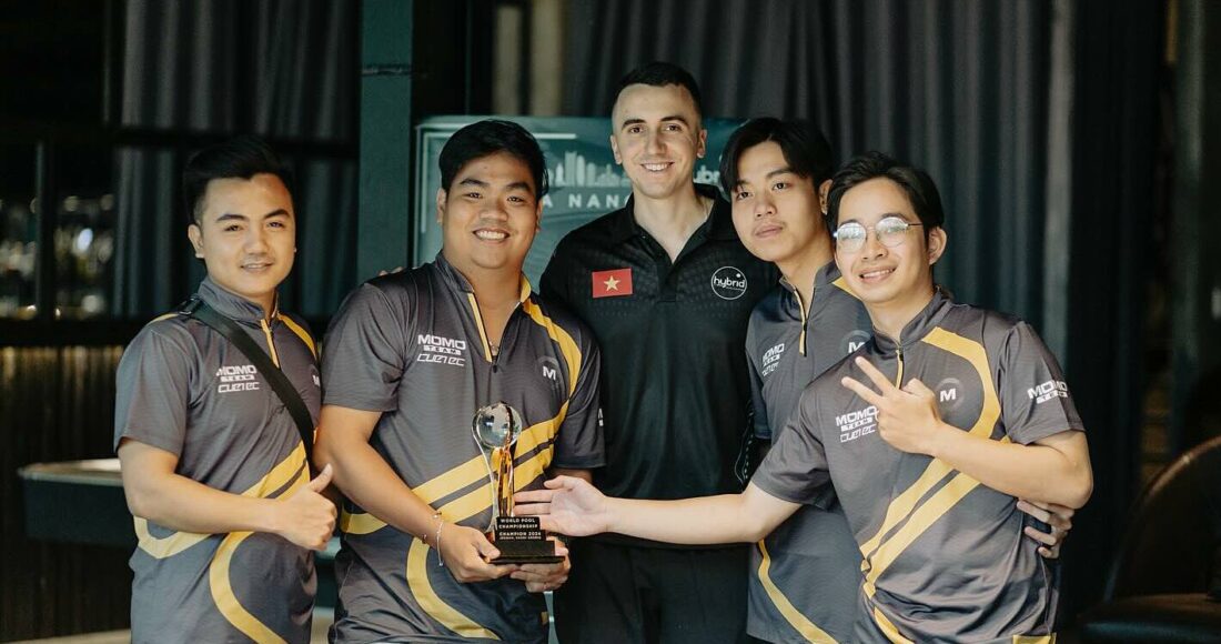 Đương kim vô địch pool 9 bi thế giới, Fedor Gorst (giữa) trong một giải đấu giao lưu ở Đà Nẵng ngày 25/6/2024. Ảnh: FBNV