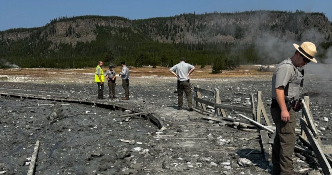 Các nhân viên của công viên quốc gia Yellowstone đánh giá thiệt hại ở lối đi bộ lát ván. Ảnh: NPS