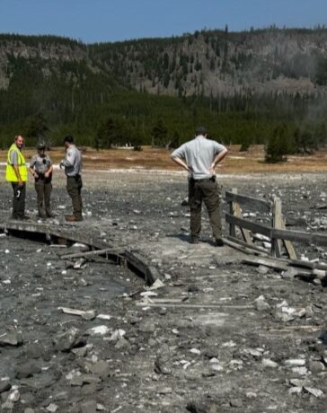 Các nhân viên của công viên quốc gia Yellowstone đánh giá thiệt hại ở lối đi bộ lát ván. Ảnh: NPS