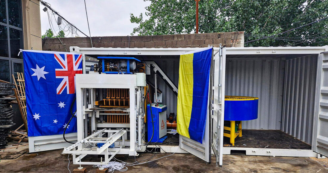 Nhà máy sản xuất gạch di động khá nhỏ gọn, đặt vừa trong container. Ảnh: MCC