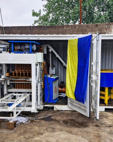 Nhà máy sản xuất gạch di động khá nhỏ gọn, đặt vừa trong container. Ảnh: MCC