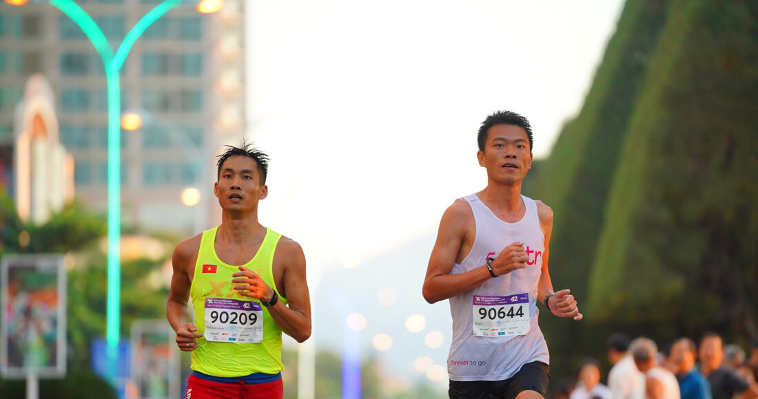 Khoảnh khắc Hứa Thuận Long (áo trắng) và Trịnh Quốc Lượng rút đích tại giải Nha Trang năm ngoái. Ảnh: VM