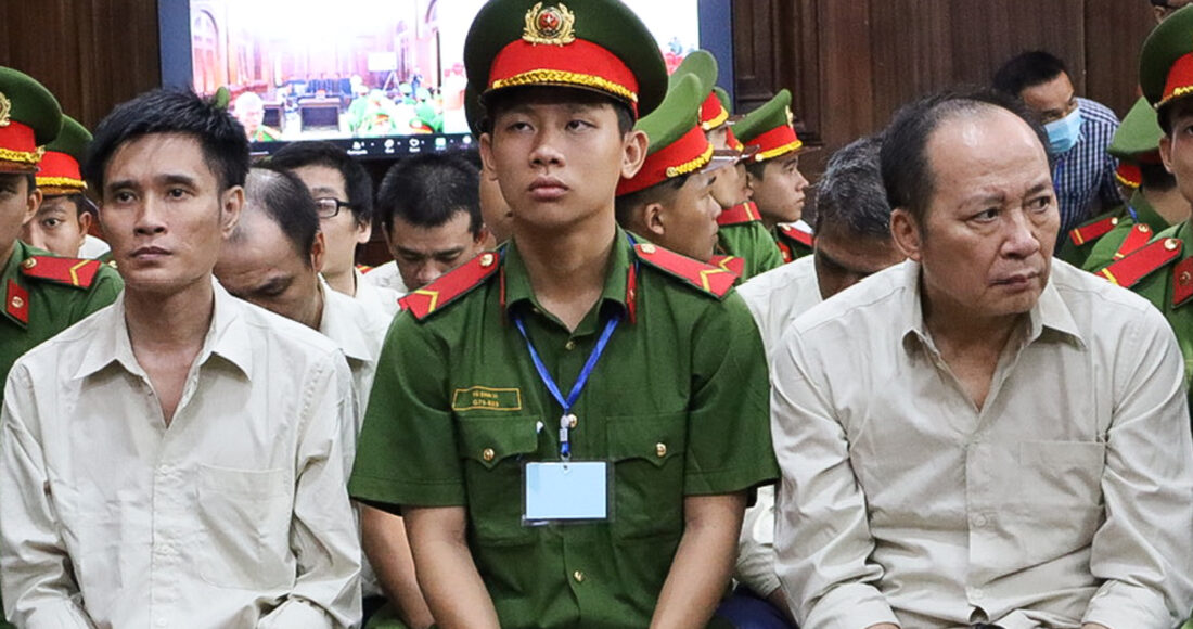 Bị cáo Nguyễn Đình Quân (phải) cùng đồng phạm tại tòa hôm nay. Ảnh: Hải Duyên