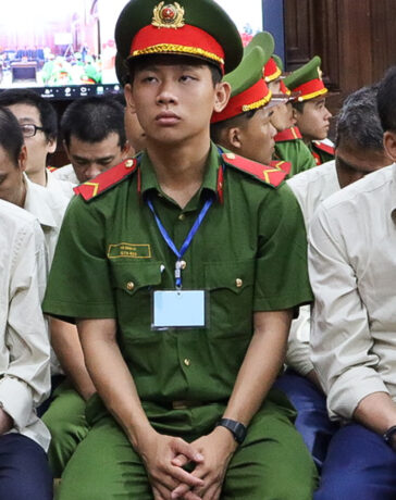 Bị cáo Nguyễn Đình Quân (phải) cùng đồng phạm tại tòa hôm nay. Ảnh: Hải Duyên