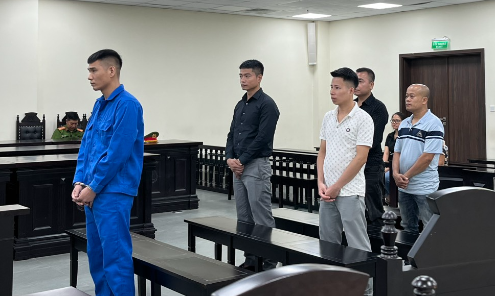 Phạm Văn Mạnh (hàng đầu) và các bị cáo tại tòa. Ảnh: Danh Lam