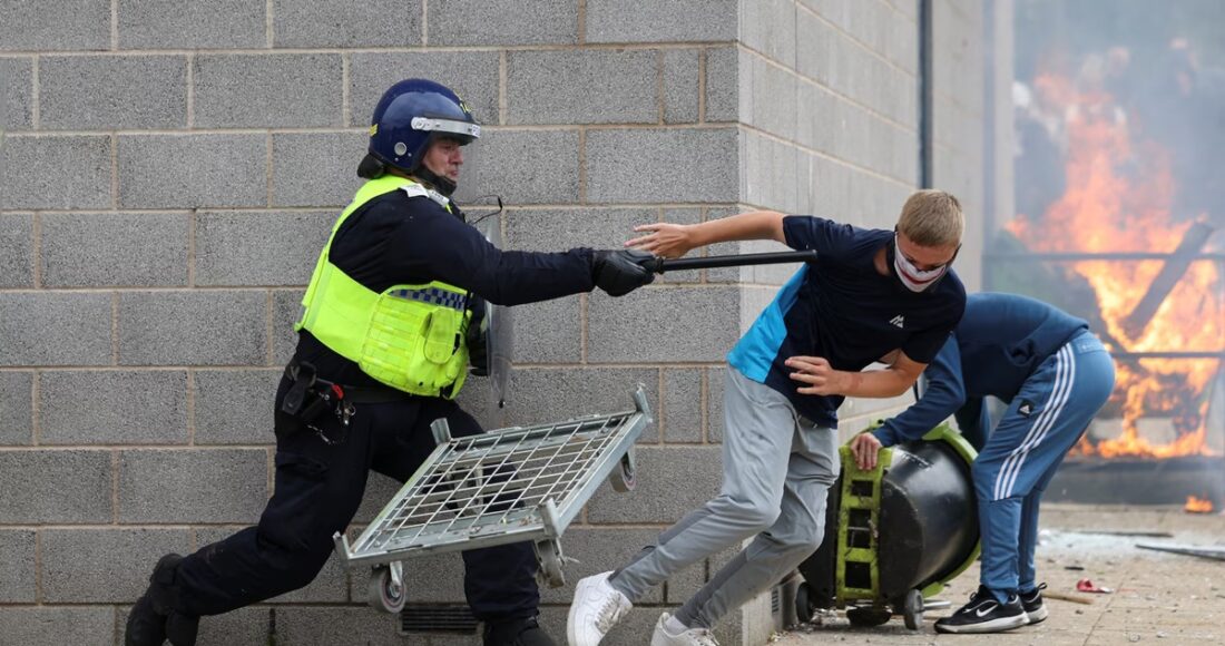 Cảnh sát đụng độ với người biểu tình bên ngoài một khách sạn ở Rotherham, Anh, hôm 4/8. Ảnh: Reuters