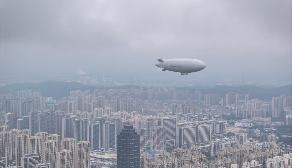 Tàu bay AS700 thực hiện chuyến bay thử nghiệm tầm thấp tại Kinh Môn, tỉnh Hồ Bắc hôm 1/8. Ảnh: AVIC/Xinhua