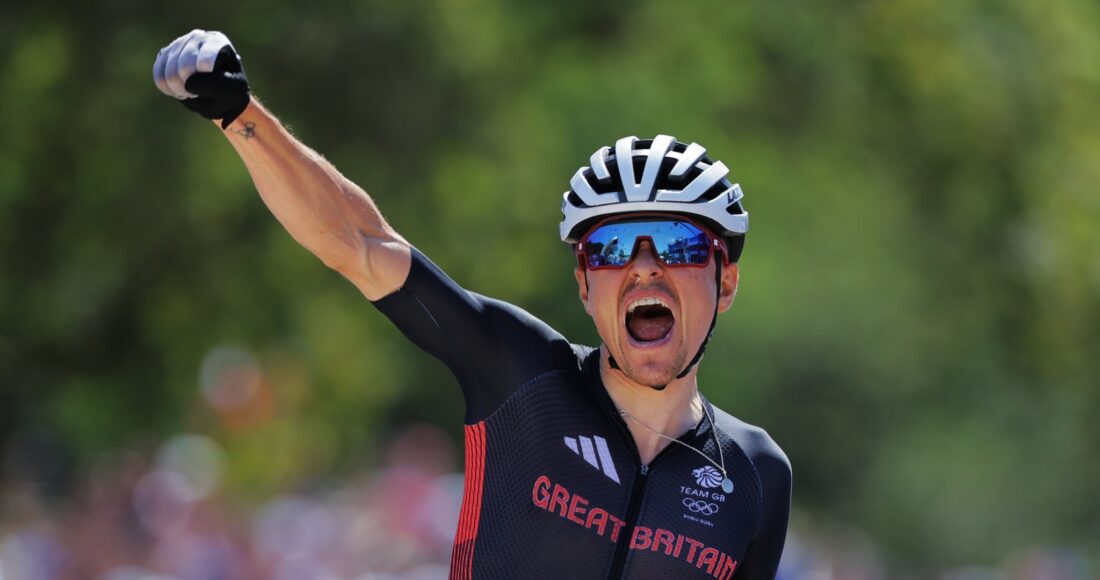 Pidcock mừng chiến thắng sau khi về nhất xe đạp leo núi tại Olympic Paris 2024. Ảnh: AFP