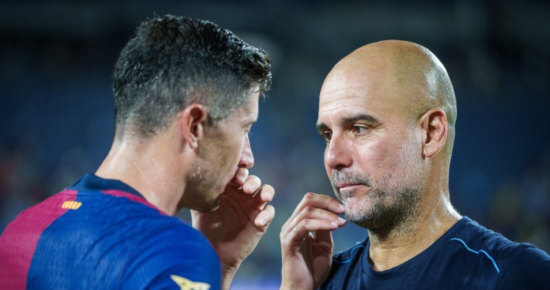 HLV Guardiola trò chuyện với Lewandowski sau trận giao hữu giữa Man City với Barca. Ảnh: FC Barcelona