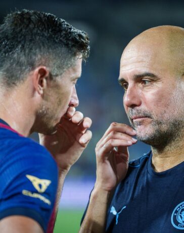 HLV Guardiola trò chuyện với Lewandowski sau trận giao hữu giữa Man City với Barca. Ảnh: FC Barcelona