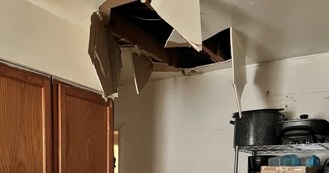 Cảnh sát công bố hình ảnh trần nhà bị sụp khiến nghi phạm rơi xuống khỏi nơi ẩn náu trên gác mái. Ảnh: USMSMemphis