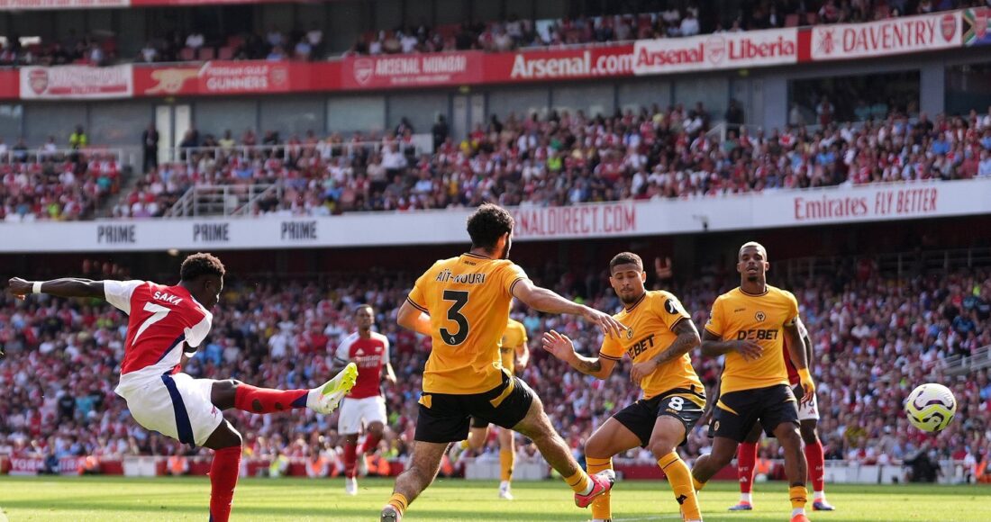 Saka trong pha dứt điểm ghi bàn ấn định thắng lợi 2-0 cho Arsenal trước Wolves ngày 17/8. Ảnh: LAT