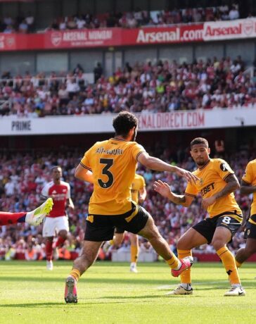 Saka trong pha dứt điểm ghi bàn ấn định thắng lợi 2-0 cho Arsenal trước Wolves ngày 17/8. Ảnh: LAT