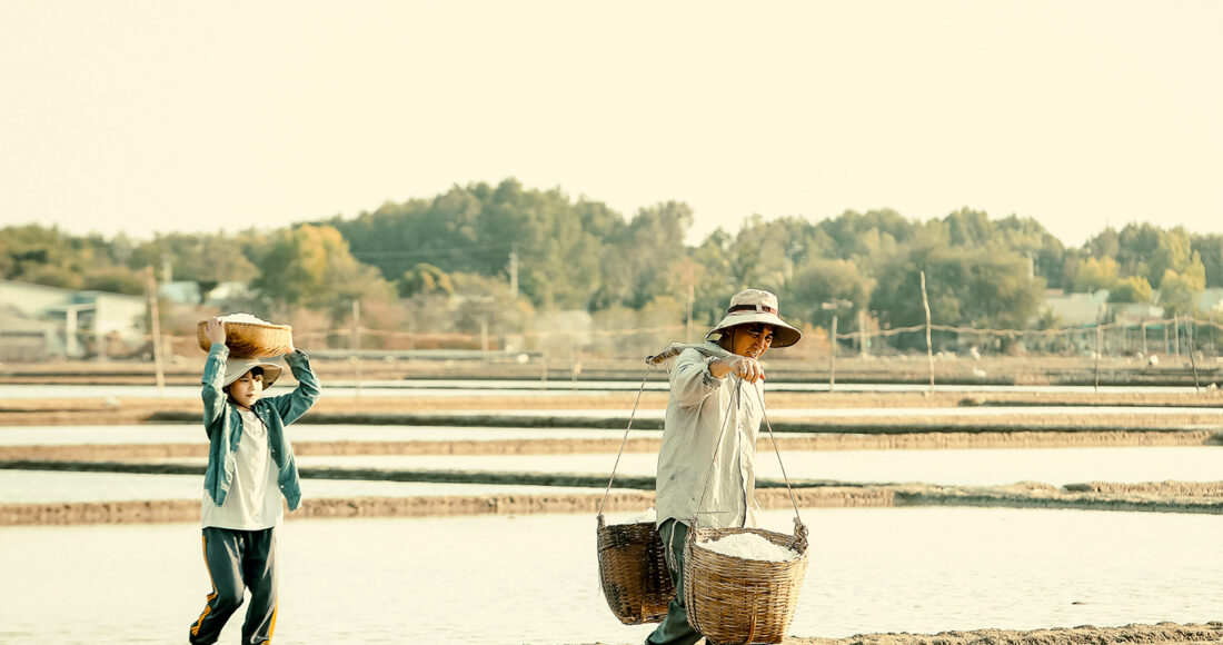 Quyền Linh (phải) diễn cảnh gánh muối ở ấp đảo Thiềng Liềng. Ảnh: Đức Thiện