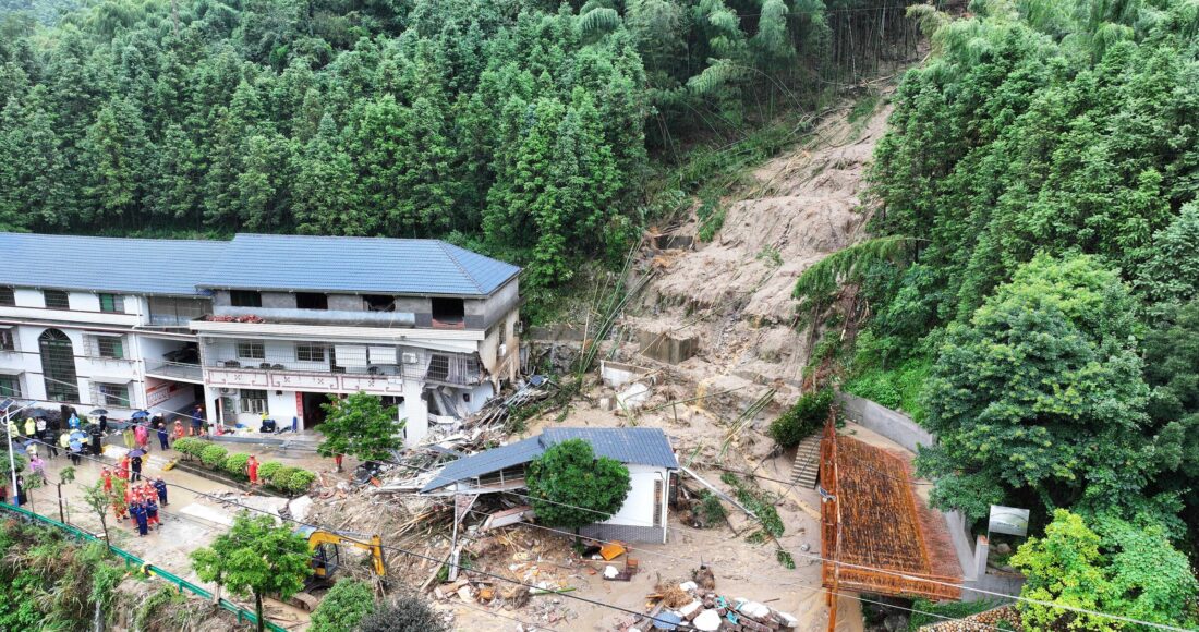 Tòa nhà bị phá hủy một phần vì lở đất gần Hành Dương, tỉnh Hồ Nam, miền trung Trung Quốc vào ngày 28/7. Ảnh: AFP