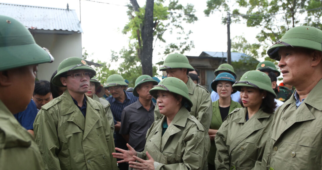 Bí thư Thành ủy Hà Nội Bùi Thị Minh Hoài kiểm tra vùng bị ngập lụt tại huyện Chương Mỹ, chiều 29/7. Ảnh: Hoàng Phong