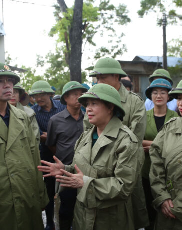 Bí thư Thành ủy Hà Nội Bùi Thị Minh Hoài kiểm tra vùng bị ngập lụt tại huyện Chương Mỹ, chiều 29/7. Ảnh: Hoàng Phong