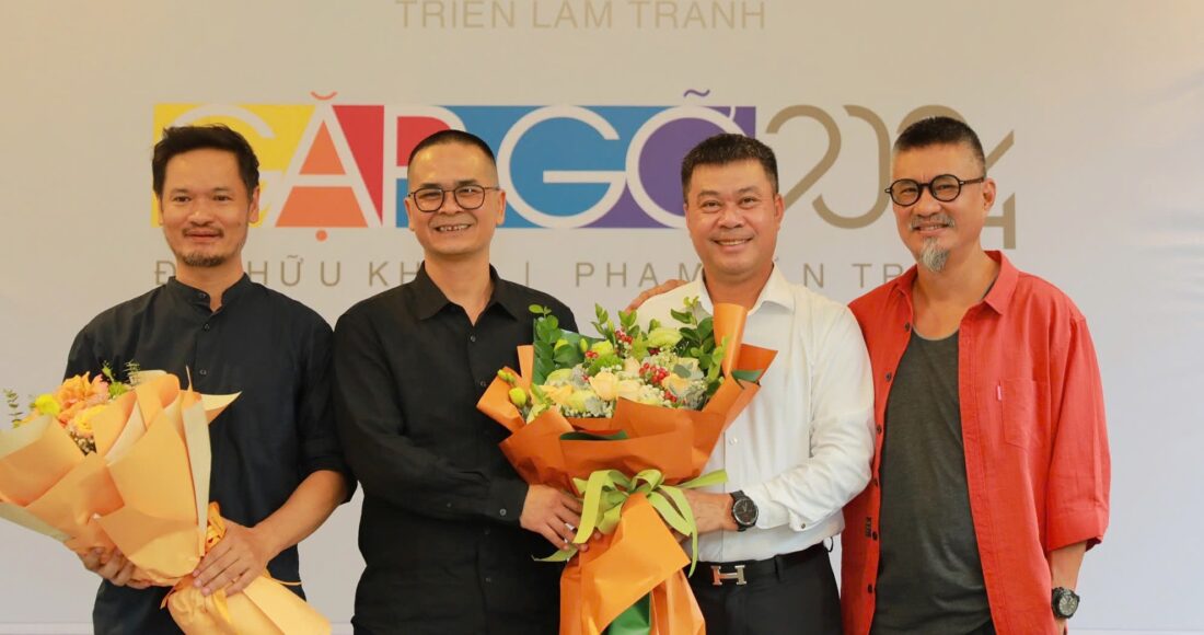 Họa sĩ Đỗ Hữu Khôi (thứ hai từ trái sang) tại triển lãm khai mạc chiều 1/8. Ảnh: Nam Linh