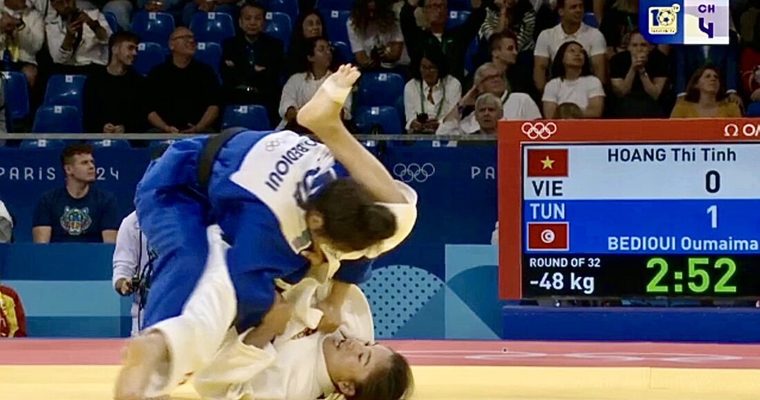 Hoàng Thị Tình (áo trắng) thua Oumaima Bedioui 0-1 ở vòng loại hạng 48 kg nữ Olympic Paris 2024.