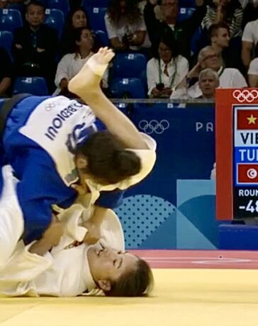 Hoàng Thị Tình (áo trắng) thua Oumaima Bedioui 0-1 ở vòng loại hạng 48 kg nữ Olympic Paris 2024.