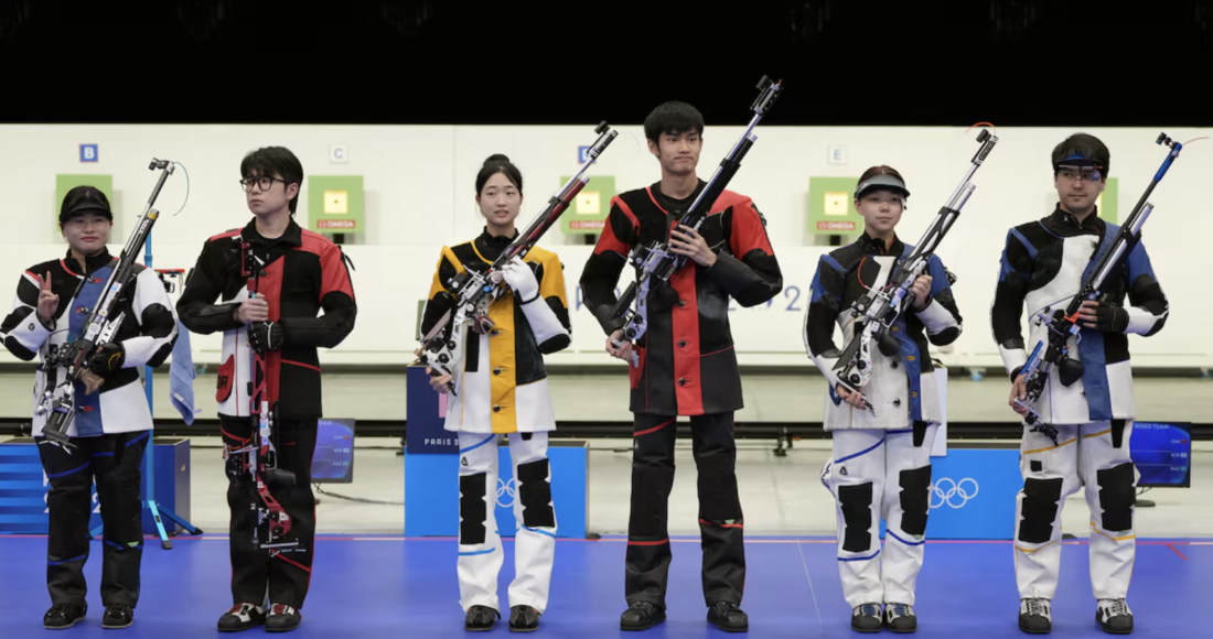 Trung Quốc (giữa) giành HC vàng ở nội dung súng trường hơi 10 m hỗn hợp nam nữ Olympic Paris 2024. Ảnh: Reuters