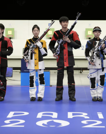 Trung Quốc (giữa) giành HC vàng ở nội dung súng trường hơi 10 m hỗn hợp nam nữ Olympic Paris 2024. Ảnh: Reuters
