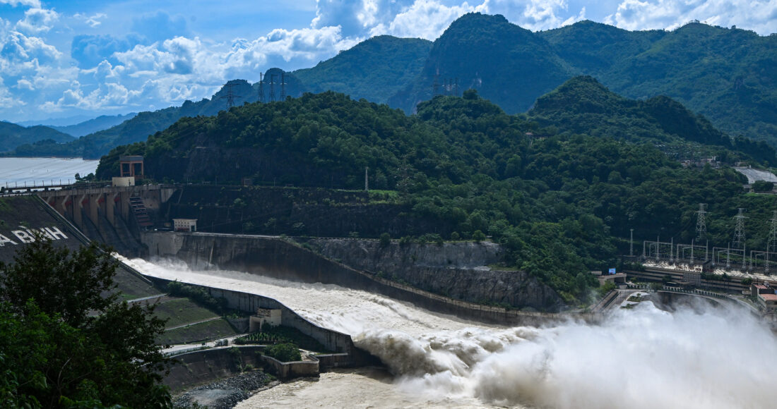 Thuỷ điện Hoà Bình mở bốn cửa xả ngày 8/8. Ảnh: Giang Huy