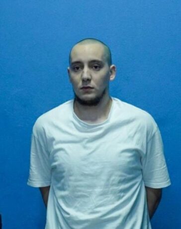 Faissal Taghi, 23 tuổi, khi bị dẫn độ sang Hà Lan ngày 29/7. Ảnh: Khaleejtimes