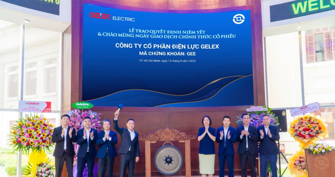 Lãnh đạo Gelex Electric thực hiện nghi thức đánh chiêng trong ngày đầu GEE trên HoSE. Ảnh: Gelex