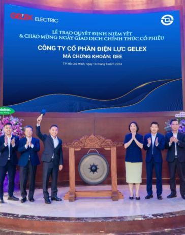 Lãnh đạo Gelex Electric thực hiện nghi thức đánh chiêng trong ngày đầu GEE trên HoSE. Ảnh: Gelex
