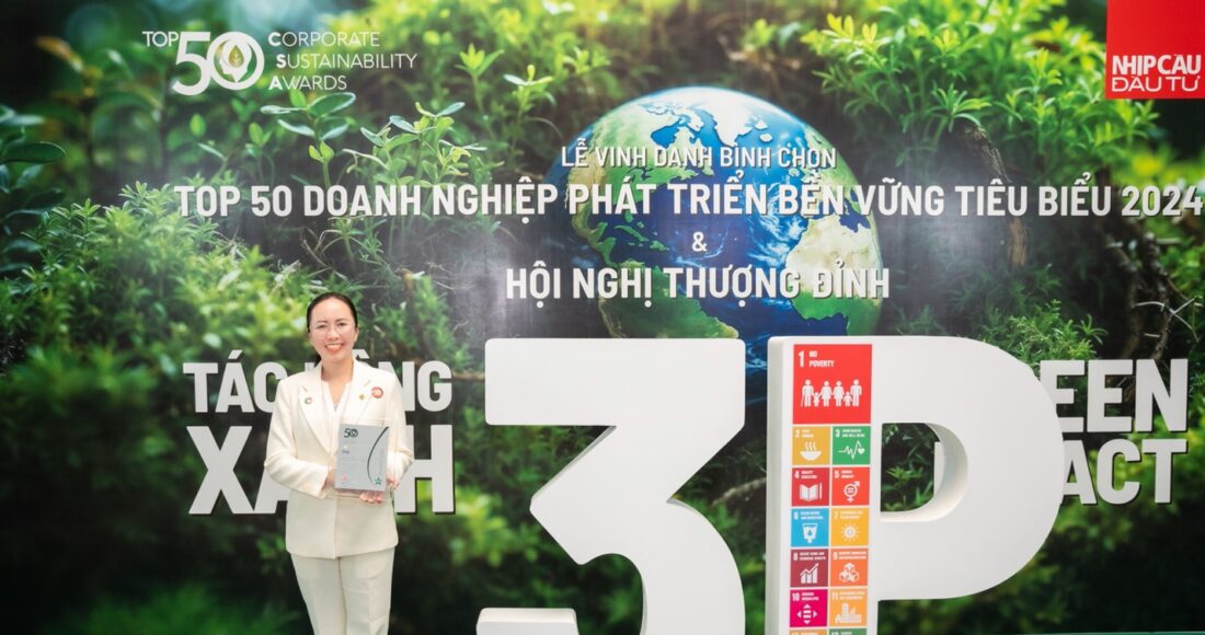 Bà Trần Phương Ngọc Thảo - Phó chủ tịch hội đồng quản trị kiêm Chủ tịch Ủy ban ESG PNJ đại diện doanh nghiệp nhận giải thưởng. Ảnh: Kế Châu