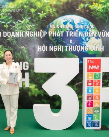 Bà Trần Phương Ngọc Thảo - Phó chủ tịch hội đồng quản trị kiêm Chủ tịch Ủy ban ESG PNJ đại diện doanh nghiệp nhận giải thưởng. Ảnh: Kế Châu