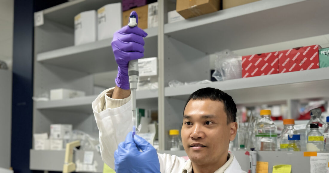 TS Võ Văn Giàu tại phòng thí nghiệm của Viện khám phá Y học Sanford Burnham Prebys (Mỹ). Ảnh: NVCC