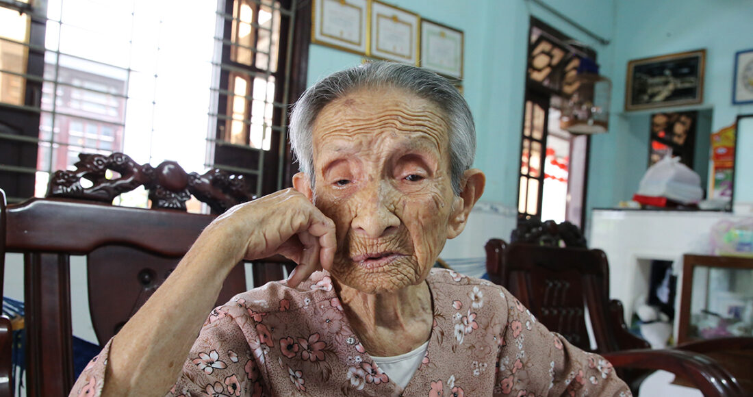 Mẹ Lang rơi nước mắc khi nhắc về con trai liệt sĩ Huỳnh Quang Trợ. Ảnh: Đắc Thành