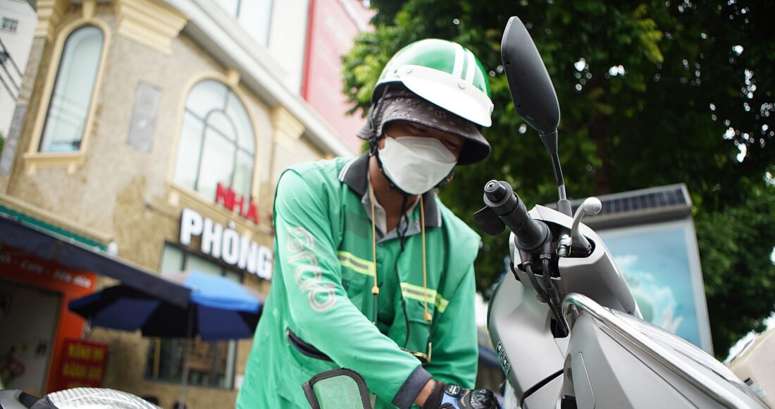 Nam shipper Phạm Văn Nam nhận được suất bún riêu được chủ quán ăn trên đường Nguyễn Văn Huyên, quận Cầu Giấy tặng trưa 29/7. Ảnh: Quỳnh Nguyễn