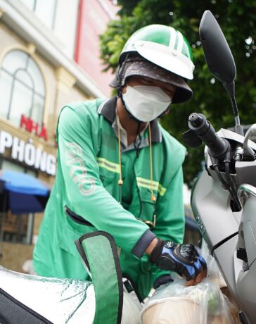 Nam shipper Phạm Văn Nam nhận được suất bún riêu được chủ quán ăn trên đường Nguyễn Văn Huyên, quận Cầu Giấy tặng trưa 29/7. Ảnh: Quỳnh Nguyễn