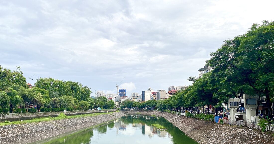 Nước sông Tô Lịch chuỷen màu xanh ngắt, không còn mùi hôi thối bốc lên, chiều 29/7. Ảnh: Quỳnh Nguyễn