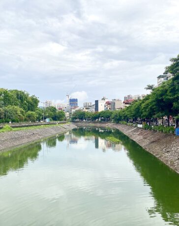 Nước sông Tô Lịch chuỷen màu xanh ngắt, không còn mùi hôi thối bốc lên, chiều 29/7. Ảnh: Quỳnh Nguyễn